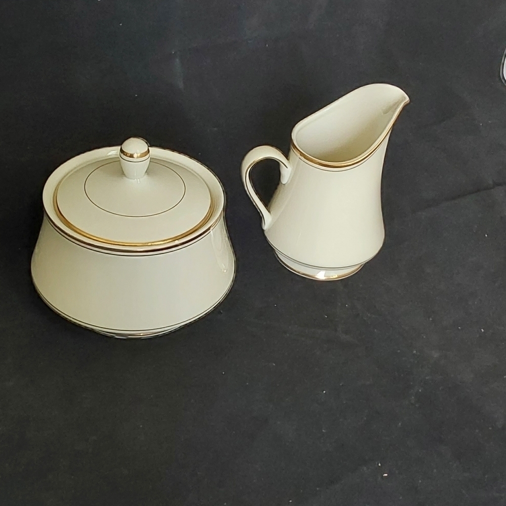Mikasa TROUSDALE CREAMER & COVERED SUGAR SET